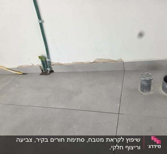 ריצוף גרניט פורצלן אפור והתקנת פנלים לצד הכנות אינסטלציה בקיר